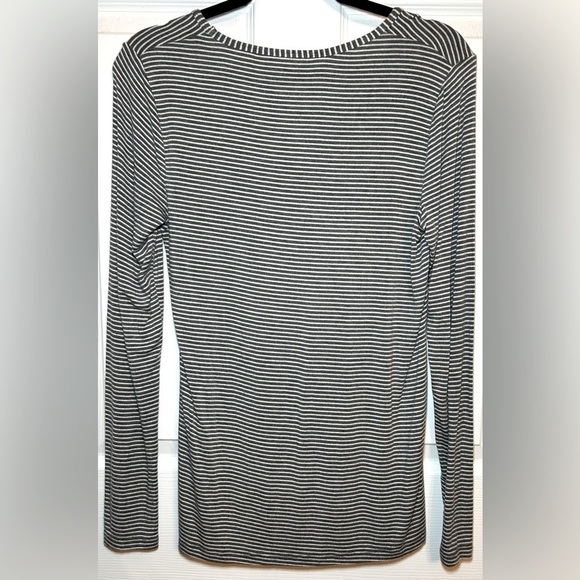 BEYOND YOGA Women's Classic V-Neck Long Sleeve Top- Grey Striped/ Size X-Small - Picture 2 of 4
